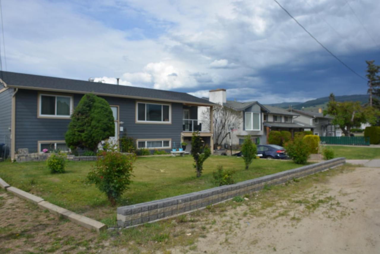 Aasra Home Kelowna Exterior photo